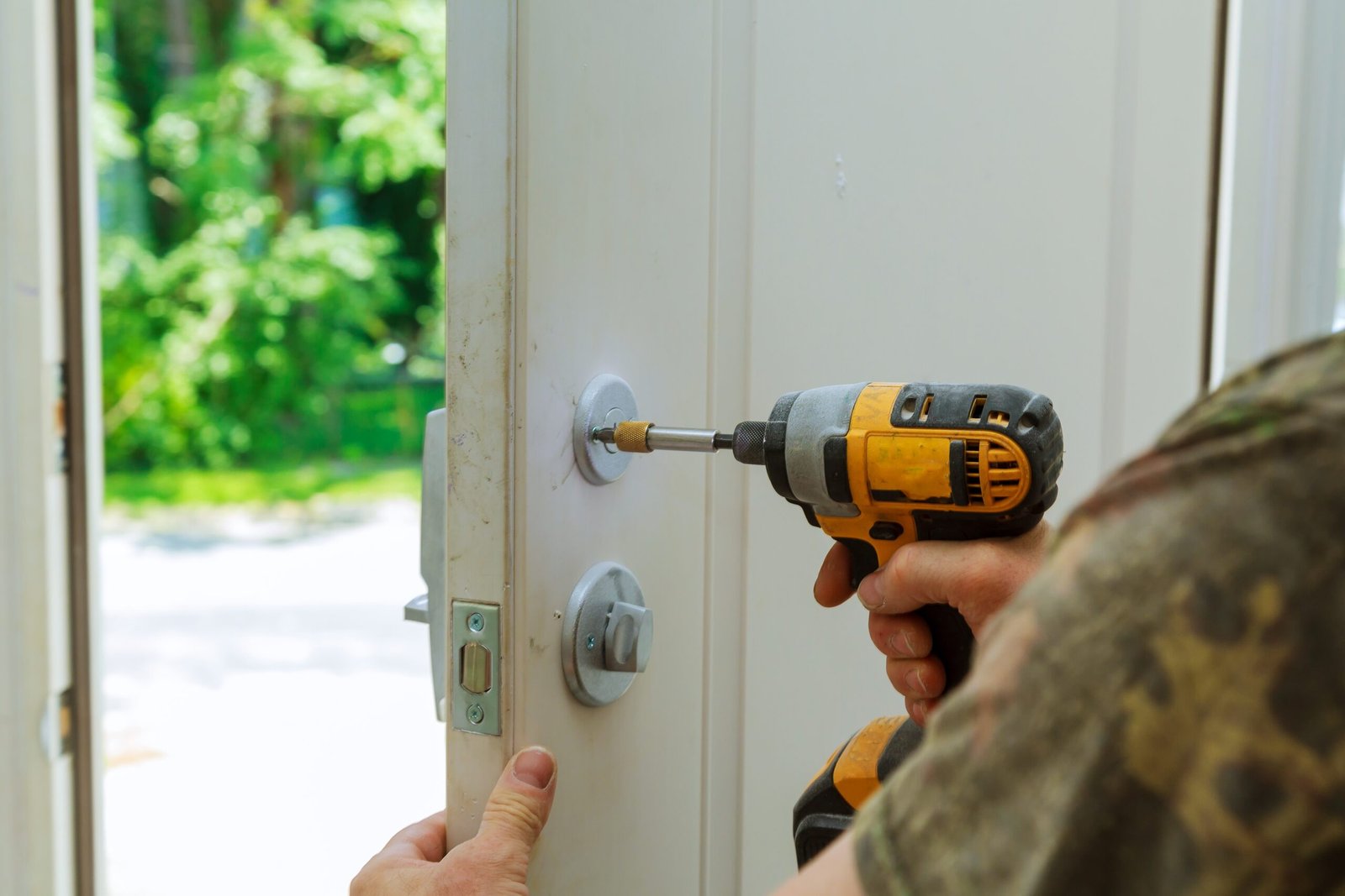Installation locked interior door